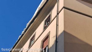 Viterbo - Stalattiti da un tetto in via Mazzini