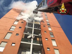 Milano - Incendio in un palazzo