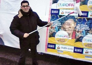 Giacomo Barelli alle prese coi manifesti elettorali