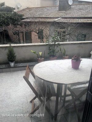 Tuscania - Un balcone imbiancato dalla grandine