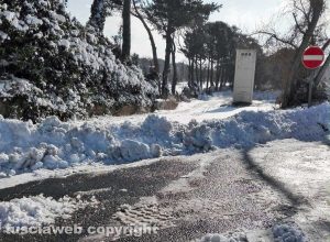 Viterbo - Cumuli di neve ai bordi della Sammartinese - Isolato il Merlano