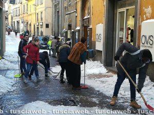 Viterbo - Emergenza neve - Commercianti al lavoro in via del Corso