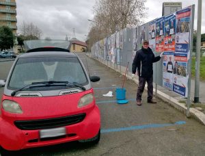 Mauro Mazzola attacca manifesti elettorali