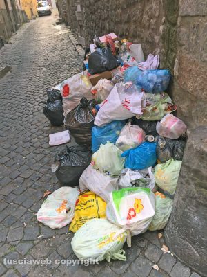 Viterbo - Immondizia in via della Parrocchia 