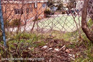 Viterbo - L'apertura nella recinzione della scuola Vanni