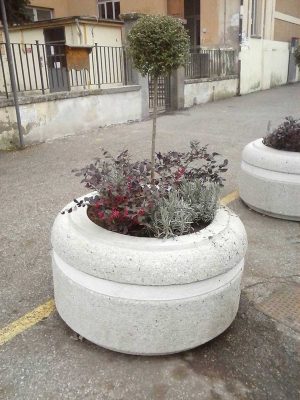 Vetralla - Posizionate fioriere in cemento