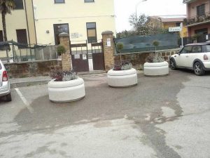 Vetralla - Posizionate fioriere in cemento