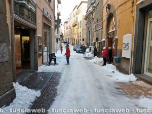 Viterbo - Emergenza neve - Commercianti al lavoro in via del Corso