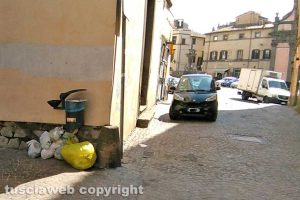 Viterbo - Cumuli di rifiuti in centro