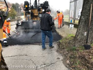Personale della provincia al lavoro sulla Umbro Casentinese