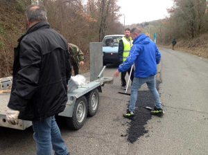 Barbarano Romano - Il sindaco Rinaldo Marchesi al lavoro per tappare le buche