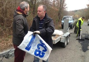 Barbarano Romano - Il sindaco Rinaldo Marchesi al lavoro per tappare le buche