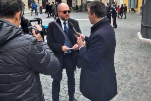 Roma - Mauro Rotelli intervistato fuori Montecitorio