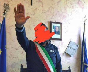 Tarquinia - Saluto fascista in comune