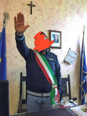 Tarquinia - Saluto fascista in comune