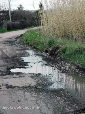 Viterbo - Buche in strada Castiglione