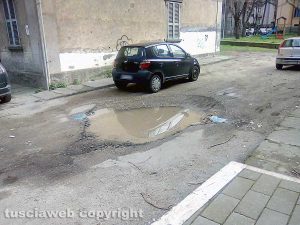 Viterbo - Buca piena d'acqua nei pressi di viale Raniero Capocci