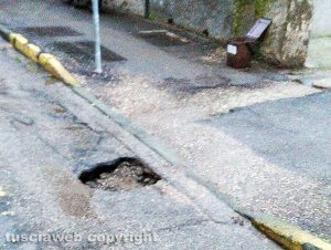 Viterbo - La strada rischia di sprofondare, chiusa via Monte Asolone