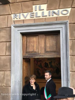 Tuscania - Il teatro Rivellino dedicato al tenore Veriano Luchetti - La soprano Mietta Sighele col sindaco