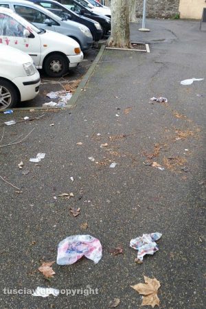 Viterbo - I rifiuti a terra