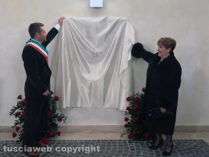 Tuscania - Il teatro Rivellino dedicato al tenore Veriano Luchetti - La soprano Mietta Sighele col sindaco