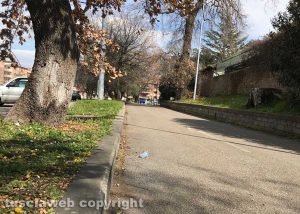 Viterbo - Bottiglie di alcol lasciate in strada