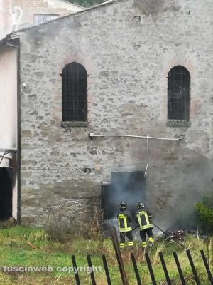 Viterbo - Incendio all'ex pub di Valle Faul, intervento dei vigili del fuoco