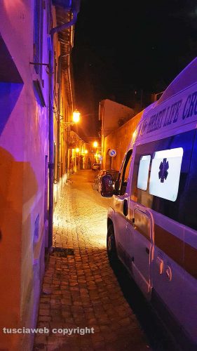 Tuscania - Ambulanza bloccata da auto in divieto di sosta in via del Ruscello