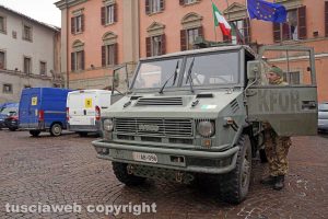 Neve a Viterbo - I mezzi dell'Esercito in piazza del Comune