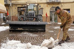Neve a Viterbo - I soldati in piazza delle Erbe