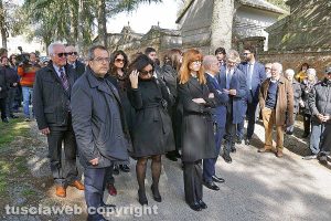 Il feretro di Fabrizio Frizzi a Bassano Romano - La moglie Carlotta e i familiari