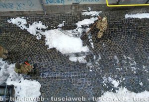 Viterbo - Emergenza neve - I militari in via della Casaccia