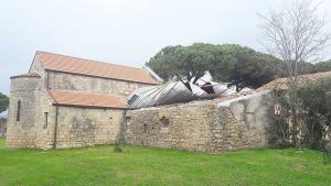 Tarquinia - Tetto scoperchiato vicino alla chiesa Regina della Pace