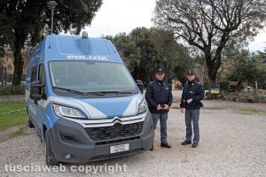 Viterbo - L'ufficio mobile della polizia a pratogiardino Lucio Battisti