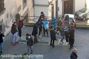 Viterbo - Studenti e cittadini in centro a pulire