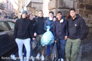 Viterbo - Studenti e cittadini in centro a pulire