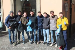 Viterbo - Studenti e cittadini in centro a pulire