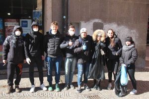 Viterbo - Studenti e cittadini in centro a pulire