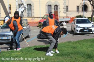Viterbo - Studenti e cittadini in centro a pulire