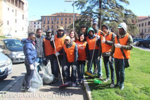 Viterbo - Studenti e cittadini in centro a pulire