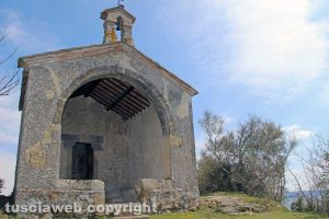 Capodimonte - L'isola Bisentina - La cappella del crocifisso