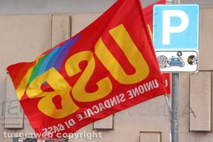 Viterbo - La protesta dell'Usb di fronte all'Inps