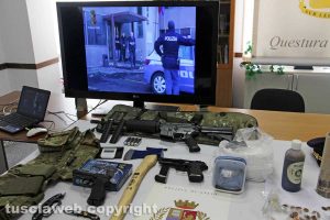 Viterbo - Polizia - L'arresto di Denis Illarionov - Le armi, gli ordigni e l'esplosivo sequestrati