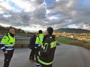 Orte - Piena del Tevere - Il sopralluogo di prefetto, sindaco, vigili del fuoco e protezione civile