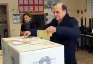 Pier Luigi Bersani al seggio