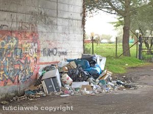 Viterbo - Discarica a cielo aperto in strada Castiglione 