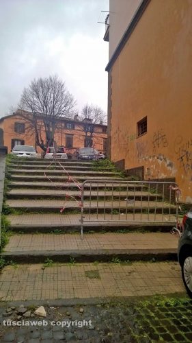 Viterbo - Transenne sui gradoni in via santa Maria in Volturno