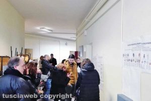 Elezioni - Viterbo - La fila al seggio della Pinzi in via Tommaso Carletti