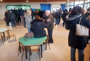 Viterbo - Elezioni - Lunghe file al seggio di Tobia