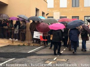 Tarquinia - Elezioni - Lunghe file ai seggi sotto la pioggia